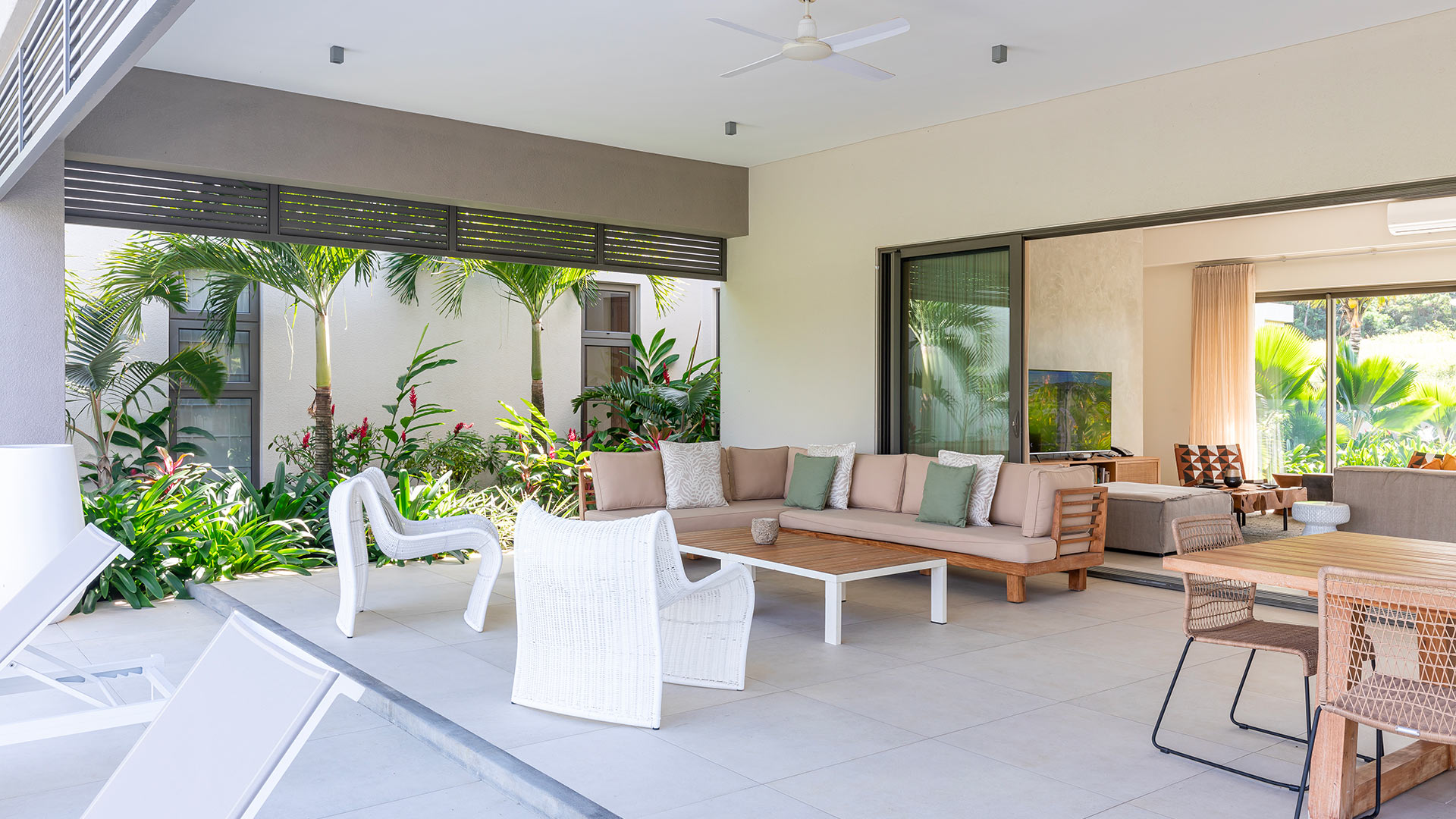 Villa exterior and surroundings